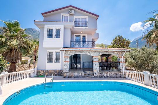 Villa London 1