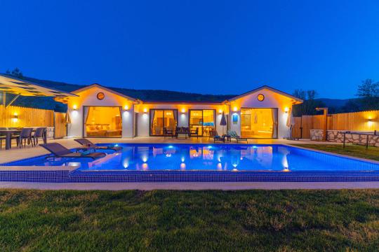 Villa Wall