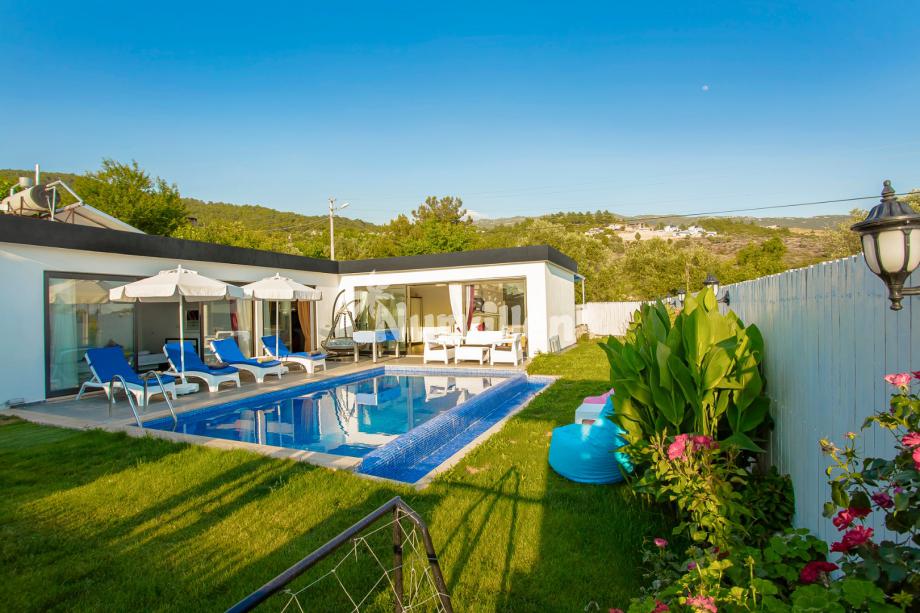 Mira-Villa-Outdoor-5_871.jpg